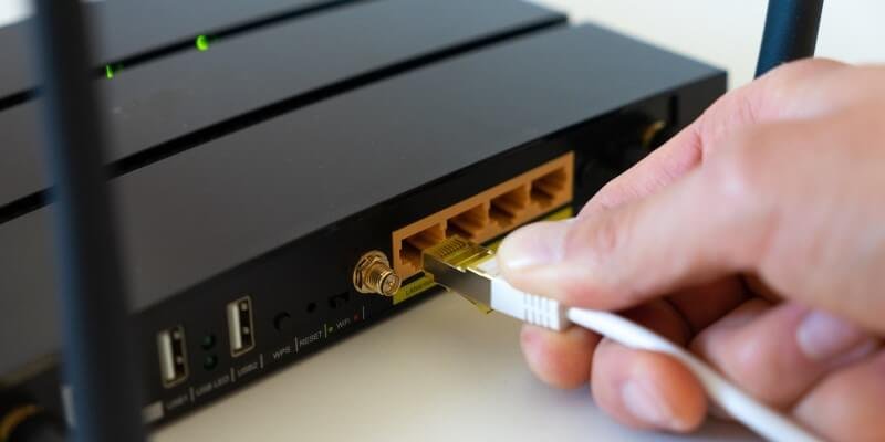 Mikä on reititin ja miten se eroaa modeemista?